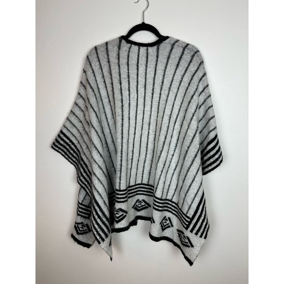 Gently worn Olive & Oak Basecamp Black & Ivory Print Poncho - Picture 7 of 7